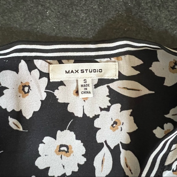 MAX STUDIO *NWOT* V-neck tie front short sleeve floral blouse top - Picture 5 of 7